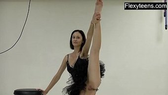 Esnek Genç Markova Yoga Becerilerini Sergiliyor