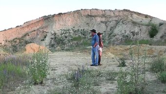 Ince Bir Milf Ile Açık Havada Samimi Bir Cowgirl Sürüşü