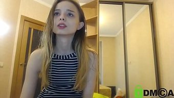 Genç Ve Çarpıcı Kız Web Kamerasında Tek Başına Oyunun Tadını Çıkarıyor