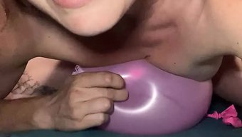 Rachel Wriggler, Balonu Bir Cowgirl Gibi Sürerken Küçük Göğüsleri Sallanıyor