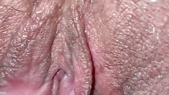 Bir Eşin Amatör Pov Videosu, Cinsel Ilişkiye Girme Konusundaki Yakın Çekimlerini Gösteriyor.