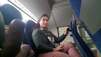 Cesur Bir Birey, Olgun Bir Kadını Otobüste Cinsel Organlarını Oral Ve Manuel Olarak Uyarmaya Ikna Ediyor