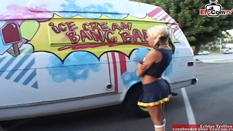 Arabada Minyon Sarışın Bir Cheerleader Ile Yüz Eğlencesi