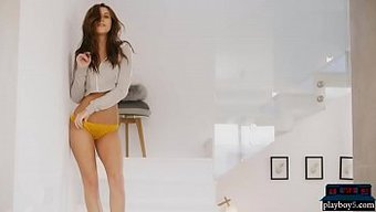 Avrupalı Genç (18+), Sıkı Vücudunu Solo Striptizle Sergiliyor