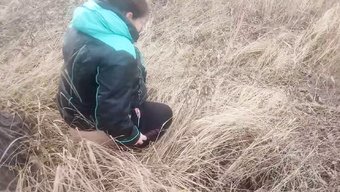 Ukraynalı Milf Halka Açıkta Işeyip Sıkı Amını Gösteriyor