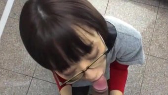 Asyalı Kız, Halka Açık Bir Ortamda Oral Seks Yapıyor