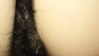 Asyalı Genç Kızın Tüylü Amı Halka Açık Bir Şekilde Arkadan Beceriliyor