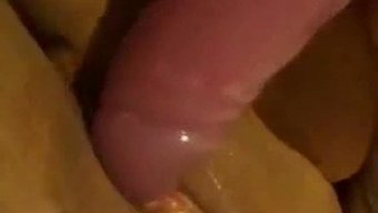 Islak Açılışına Dildo Sokmak, Keyifli Bir Deneyimle Sonuçlanır