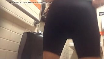 Sıcak Milf Ev Yapımı Solo Videoda Varlıklarını Sergiliyor