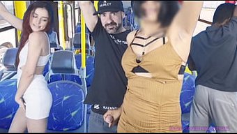 Yoğun Bir Otobüste Seksi Bir Kadın Dokunulur Ve Orgazm Olur.