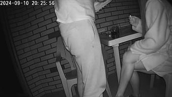 Evli Kadın, Kocasının Arkadaşıyla Bir Ödeme Şekli Olarak Cinsel Ilişkiye Giriyor, Gerçek Sadakatsizlik.