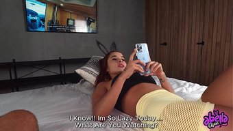 Abella Olsen, Üvey Kız Kardeşine Büyük Bir Sikle Anal Seks Yapmayı Öğretiyor.