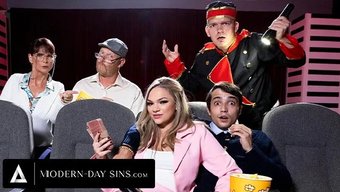 Ispanyol Genç Athena Faris Ve Ricky Spanish, Bir Sinema Salonunda Samimi Aktivitelere Katılıyor.