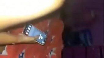 Amatör Kız, Erkek Arkadaşına Telefonda Sıcak Telefon Seks Sahnesinde Itaat Ediyor