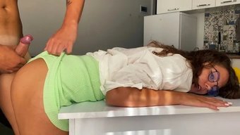 Küçük Betsy'Im Iyi Bir Sikişten Sonra Büyük Bir Yüzüne Boşalıyor