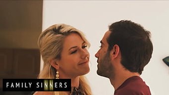 Üvey Anne Kit Mercer, Üvey Oğlu Ile Romantik Bir Kovboy Sürüşüne Dalıyor.