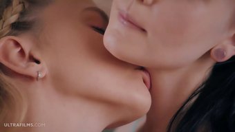 En Yakın Iki Kız Arkadaş, Amelia Riven Ve Ivi Rein Romantik Bir Seks Yapıyor.