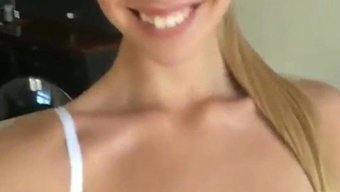 Yaz Aylarında Kıyafetler Giyen Kızlar