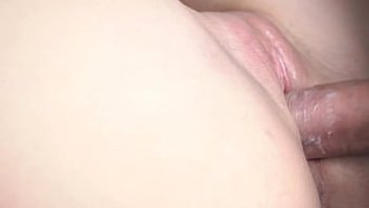 Ateşli Bir Kız, Anne Babası Evde Yokken Üvey Abisiyle Seks Yaptı.