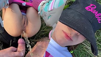 18+ Genç Kız Büyük Bir Yarrağıyla Götünü Islak Ve Vahşi Hale Getiriyor