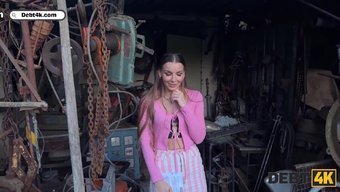 Bir Borç Tahsildarı, Seksi Bir Borçlunun Seks Oyuncakları Koleksiyonuna Bakarken Tahrik Oluyor.