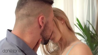 Jayla De Angelis, Güzel Sarışın Polonyalı Kız, Romantik Ve Tutkulu Seksin Tadını Çıkarıyor.