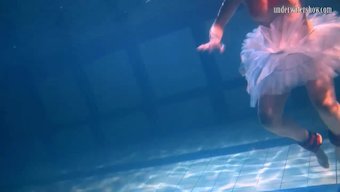 Etek Ve Bikini Giymiş Su Altı Bebek