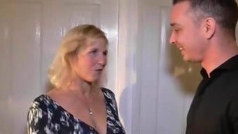 Ingiliz Milf, Genç Bir Erkekle Kirli Işlere Giriyor