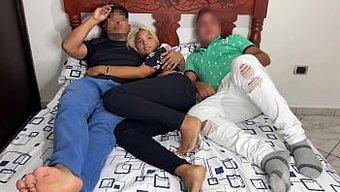 Amatör Latin Kız Arkadaşı, Erkek Arkadaşı Tarafından Arkadan Beceriliyor