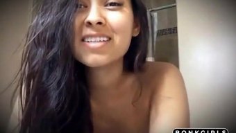 Hawaiili Bir Milf'In Amatör Videosunda Büyük Göğüsleri Ve Meme Uçları
