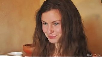 Alman Model Susann'In Duygusallığını, Bol Göğüsleri Ve Çekici Nitelikleriyle Büyüleyici Bir Videoda Deneyimleyin.
