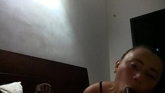 Küçük Göğüslü Kolombiyalı Minyon, Sert Seks Ve Derin Boğazın Tadını Çıkarıyor