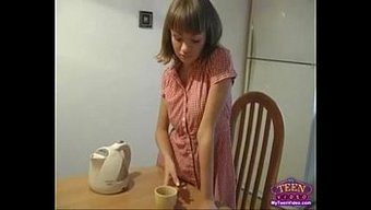 Esmer Genç Kız Akşam Yemeği Için Dildo Kullanıyor
