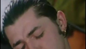 Büyük Doğal Göğüslere Ve Oral Aksiyona Sahip Inanılmaz Retro Porno