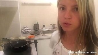 Bu Sıcak Videoda Sarışın Bir Genç Rus Borsch'Unu Pişiriyor
