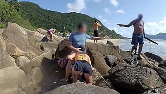 Seyirciler Şok Oldu, Ancak Oral Seks Yapmaya Devam Etti Ve Anal Seks Istedi.