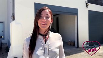 Azgın Esmer Sandrillon, Seksi Iç Çamaşırlarıyla Bir Adam Tarafından Sertçe Beceriliyor.