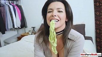 Veronica Avluv'Un Büyük Doğal Göğüsleri Ve Poposu Sıcak Bir Videoda Yalatılıyor