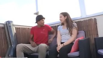 Kira Ilk Kez Büyük Bir Yarrağı Olan Ispanyol Bir Adam Tarafından Beceriliyor