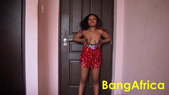 Büyük Göğüslü Siyah Amatör Onları Solo Videoda Sallıyor
