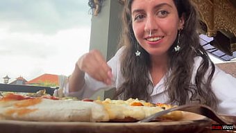 Genç Kız, Halka Açık Bir Kafede Kremalı Üstüyle Pizza Yiyor.