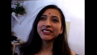 Hintli Hatun, En Ateşli Anal Grup Seks Partisinde Iki Alet Tarafından Sırayla Beceriliyor.