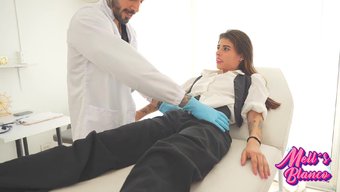 Utangaç Bir Doktoru Ofisinde Baştan Çıkarıyorum Ve Beni Muayene Etmesini Istiyorum, Sonra Da Onu Benimle Seks Yapması Için Baştan Çıkarıyorum.