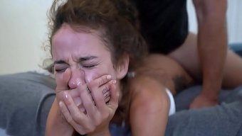 Büyük Yarak, Tecrübesiz Genç Kızı Sert Bir Videoda Beceriyor