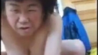 Büyük Göğüslü Asyalı Milf, Cowgirl Pozisyonunda Kontrolü Ele Alıyor
