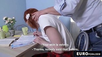 Genç Kira Roller Anal Videoda Sıkı Götünü Siktiriyor