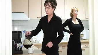 Iki Azgın Fransız Lezbiyen, Bir Dildo Ile Sıcak Seks Yapıyor