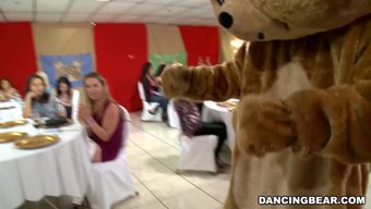 Ünlü Dans Eden Ayı Ile Bu Vahşi Videoda Parti Yapmaya Hazır Olun!