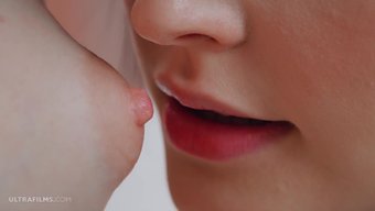 Amelia Riven Ve Bella Spark, Yatakta Birbirlerini Tatmin Etmekten Hoşlanan Iki Güzel Kız.