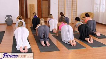 Fitnessrooms Spor Salonu: Romantik Çift Yoga Stüdyosunda Samimi Oluyor